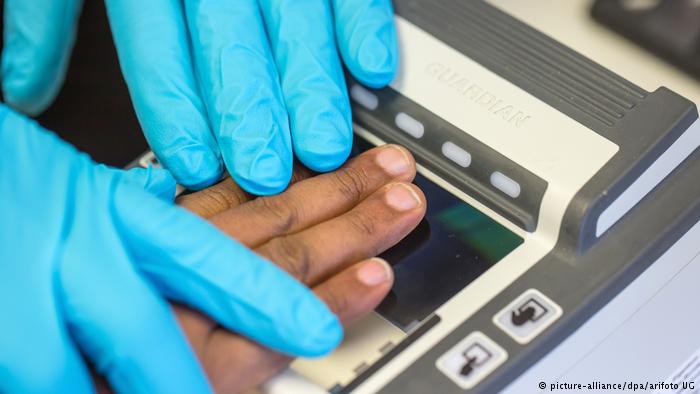 Ξέχασαν να συμπεριλάβουν τα δακτυλικά αποτυπώματα στις νέες ταυτότητες