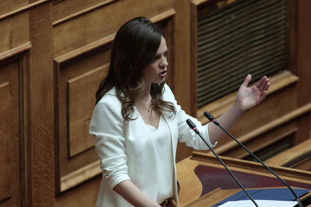 Έντονη αντιπαράθεση Αχτσιόγλου – Βρούτση για το θέμα της επταήμερης εργασίας