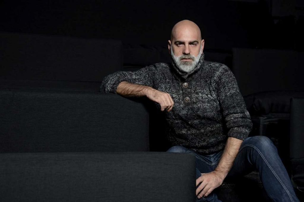 Ο Δημήτρης Καρατζιάς βαδίζει «Χορεύοντας στο σκοτάδι»