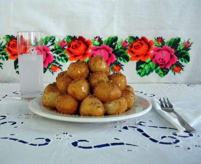 Λουκουμάδες με μέλι και κανέλα