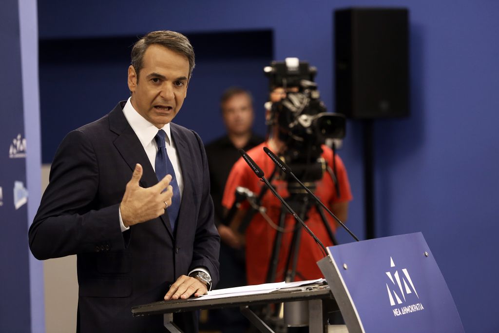 Μητσοτάκης κατά Τσίπρα : Φεύγει καπνίζοντας πούρα σε σκάφη