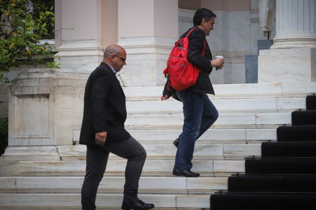 Με Αχτσιόγλου και Τσακαλώτο η σύσκεψη στο Μαξίμου για τις παροχές