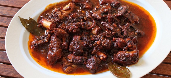 Χταπόδι μαγειρεμένο με μαυροδάφνη