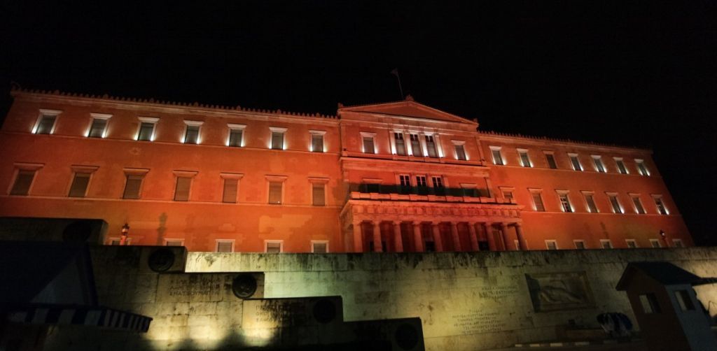 Με κόκκινο και μαύρο χρώμα θα φωτιστεί η Βουλή απόψε