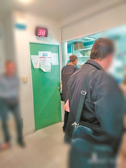 Πολύωρη ταλαιπωρία στα φαρμακεία του ΕΟΠΥΥ