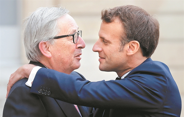 Κάλπες – δημοψήφισμα για τον Εμανουέλ Μακρόν