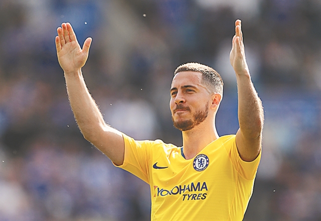 Ο Αζάρ έρχεται, Μπέιλ και Νάβας φεύγουν