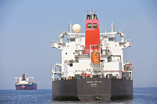 Φωτιά στο πετρέλαιο από επιθέσεις σε δεξαμενόπλοια