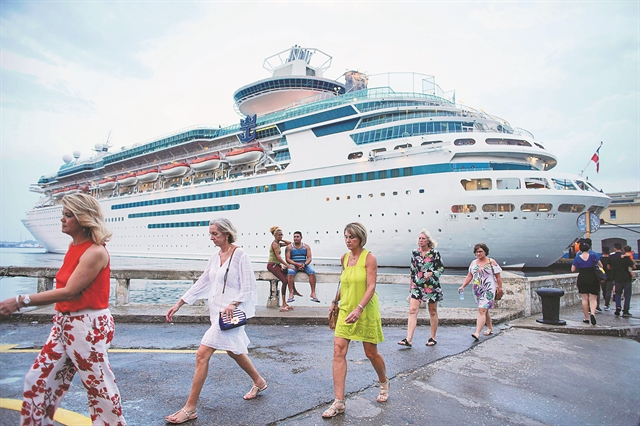 Σπάει το φράγμα των 5 εκατ. αφίξεων