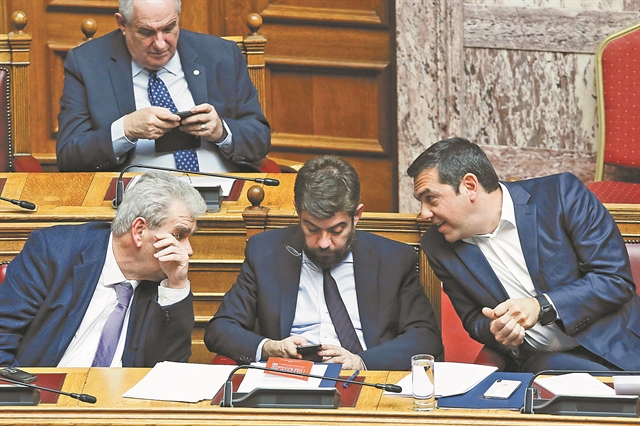 Πιστοί στις επικίνδυνες θεσμικές ακροβασίες