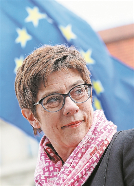 «Δεν ροκανίζω την καρέκλα της Μέρκελ»