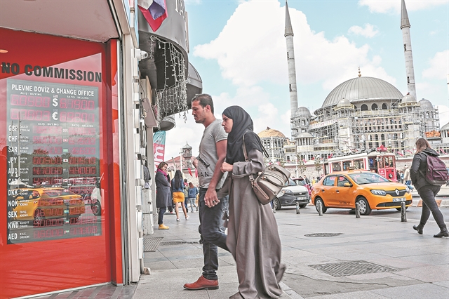 Λίρα και κόκκινα δάνεια γονατίζουν την Τουρκία