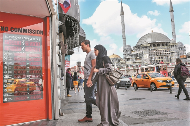 Ο Ερντογάν βυθίζει ξανά την τουρκική λίρα