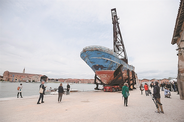 Μνημείο θα γίνει η «Βάρκα μας» που προκάλεσε αντιδράσεις στην Μπιενάλε Βενετίας
