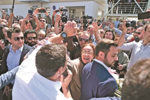 Αναμέτρηση στο μπαλκόνι και την κάμερα