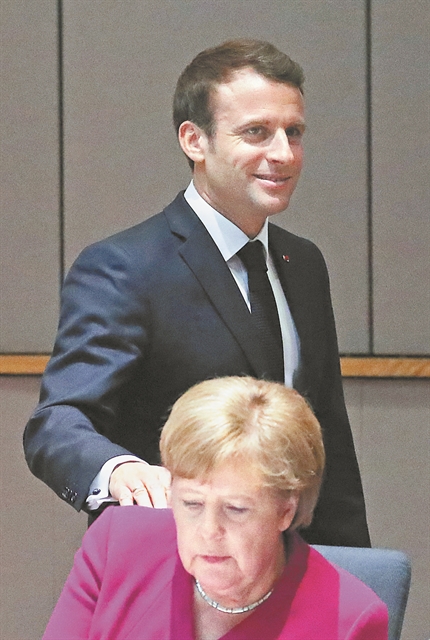 Εβγαλαν τα μαχαίρια Μακρόν και Μέρκελ