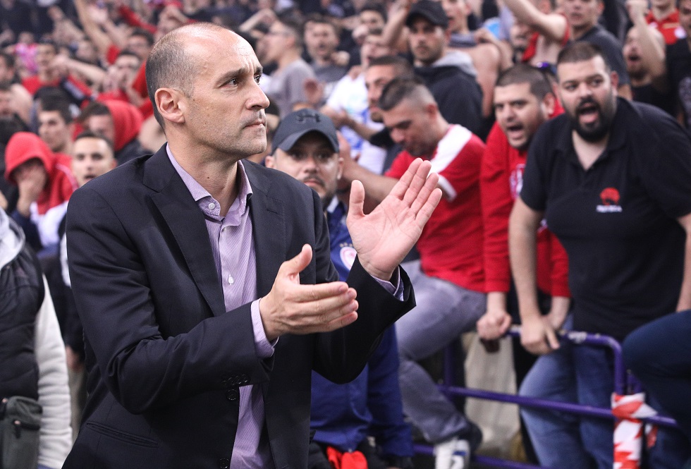 Οι οπαδοί του Ολυμπιακού αποθέωσαν τους Αγγελόπουλους