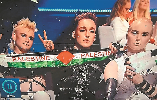 Γελάει ο κόσμος. (Μαζί μας)