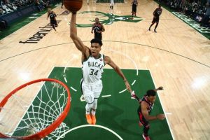 Αντετοκούνμπο on fire: Νίκη των Μπάκς επί των Ράπτορς στους τελικούς στο NBA