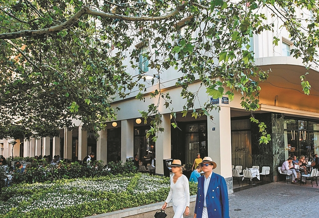 Πού κυκλοφορεί ο… βρετανός σύμβουλος;