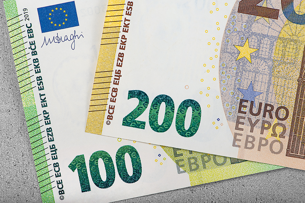 Αυτά είναι τα νέα χαρτονομίσματα 100 και 200 ευρώ που κυκλοφορούν σήμερα