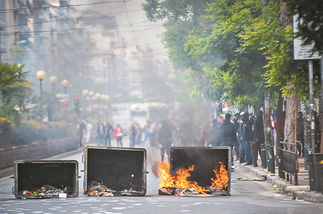 Καίνε ανενόχλητοι και μέρα μεσημέρι