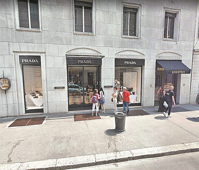 Τουρίστες με βαριά πορτοφόλια κοιτούν με απορία