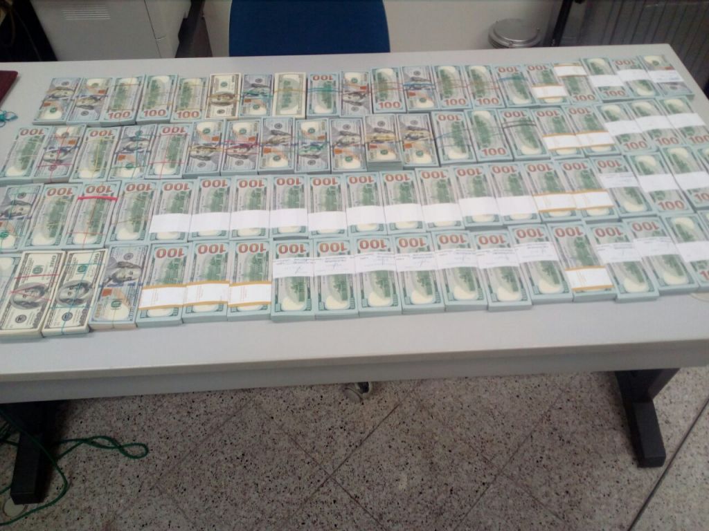 Μετέφερε σε χειραποσκευή 800.000 δολάρια