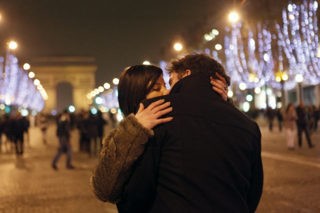 Τα «γαλλικά» φιλιά κρύβουν κινδύνους για την υγεία
