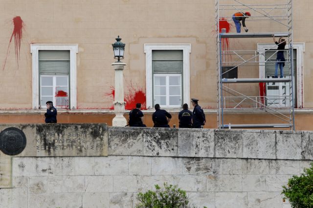 Ποινική δίωξη στον 36χρονο για τις μπογιές και τα καπνογόνα στη Βουλή