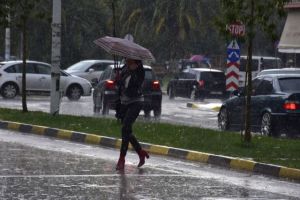 Ο καιρός τρελάθηκε: Βροχές την Παρασκευή, καύσωνας το Σαββατοκύριακο