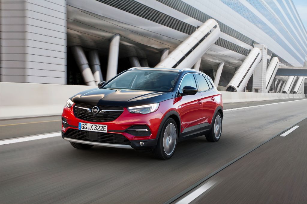 Opel Grandland X Hybrid4:  Το πρώτο ηλεκτρικό – υβριδικό μοντέλο ξεκινάει την εμπορική του καριέρα