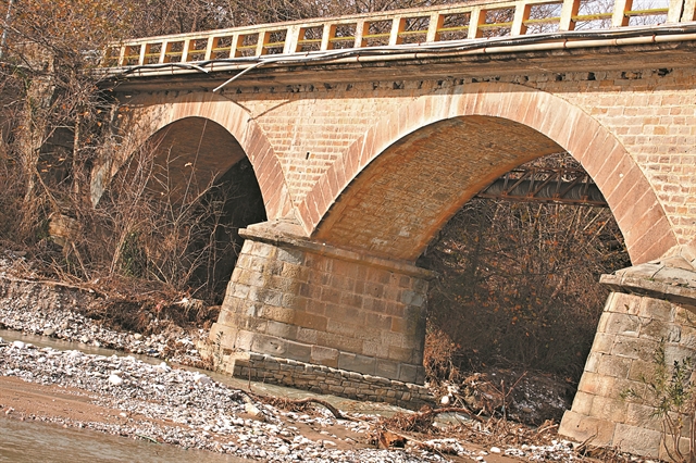 Αβώρανη: κινδυνεύει η ιστορική γέφυρα