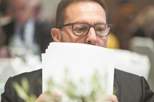 Προειδοποιεί ο Στουρνάρας για τα «πακέτα» Τσίπρα