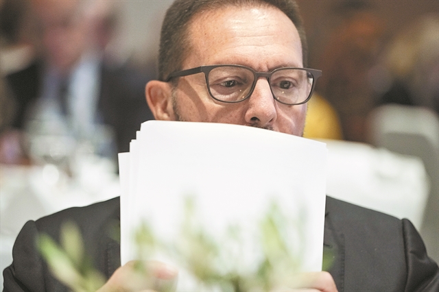 Προειδοποιεί ο Στουρνάρας για τα «πακέτα» Τσίπρα