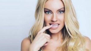 Τζούλια Νόβα: Συγκλονίζει η τραυματική σχέση με τον πατέρα της