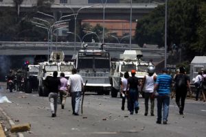 Ολα σκοτείνιασαν: Συγκλονίζει ο διαδηλωτής κάτω από τις ρόδες τεθωρακισμένου