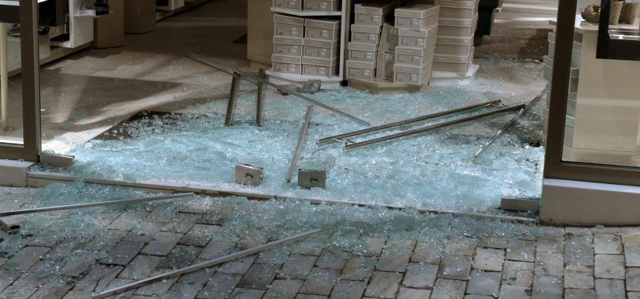 Πάτρα: Ζημιές σε καταστήματα στο κέντρο της πόλης