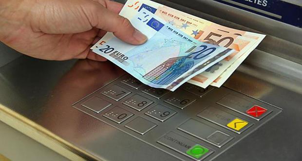 Ερχονται νέα χαράτσια για τις αναλήψεις χρημάτων από άλλη τράπεζα
