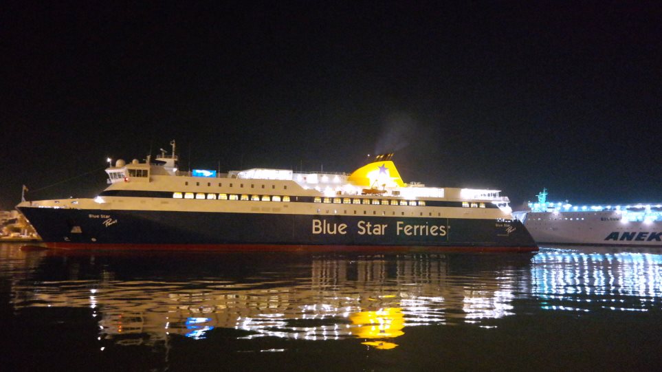 Στη Σύρο παραμένει το Blue Star Paros λόγω βλάβης