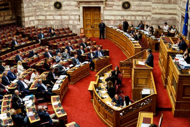 Μπρα ντε φερ στη Βουλή για αφορολόγητο και μειωμένο ΦΠΑ