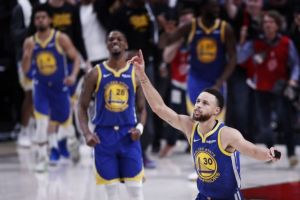 Το triple double του Κάρι που έστειλε στον τελικό τους Γουόριορς