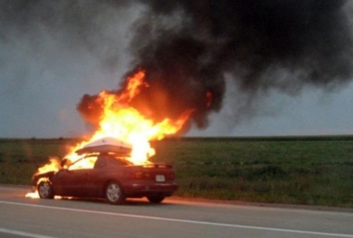 Αυτοκίνητο πήρε φωτιά ενώ ήταν σε κίνηση