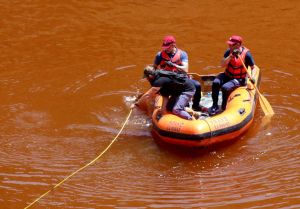 Αναζητούν στο βυθό της «Κόκκινης Λίμνης» την τρίτη βαλίτσα