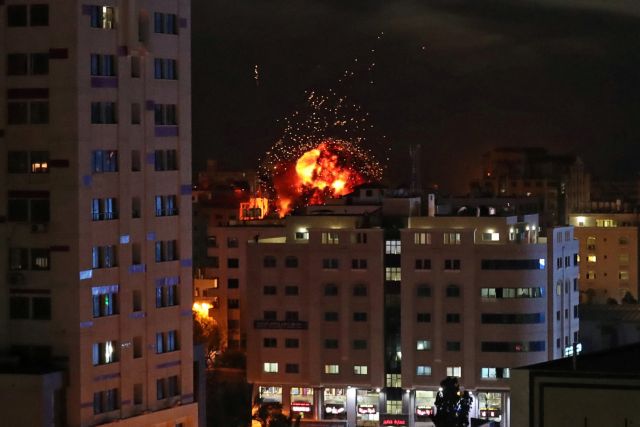 Ολονύκτιο μπαράζ ρουκετών και αεροπορικών επιδρομών στη Γάζα