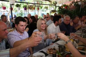 Σε ταβέρνα στην Καισαριανή με δημοσιογράφους η Φώφη Γεννηματά