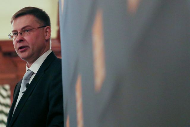 Ντομπρόβσκις : Η Ελλάδα πρέπει να τηρήσει τους δημοσιονομικούς στόχους της