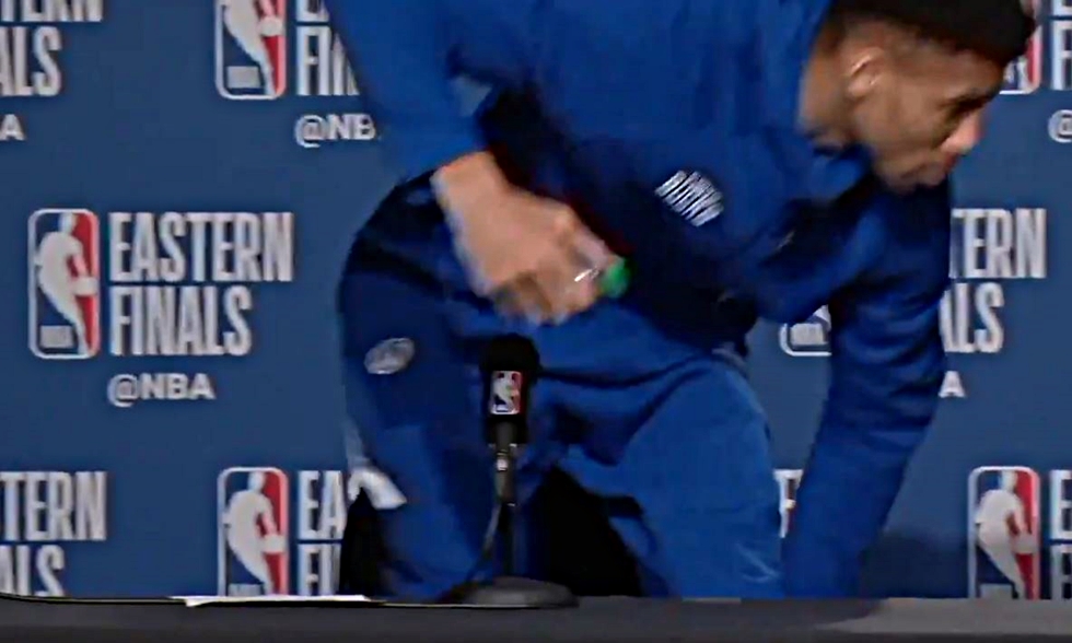 Εκνευρισμένος ο Αντετοκούνμπο έφυγε από τη συνέντευξη Τύπου