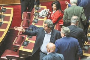 «Αθάνατη» συναλλαγή, τσαμπουκάδες στη Βουλή