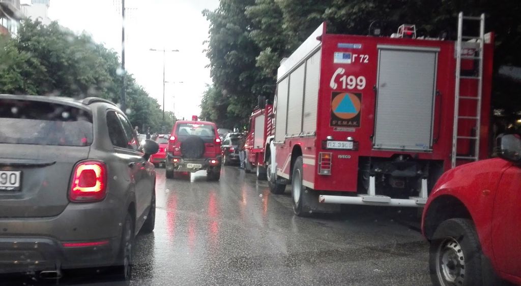 Γυναίκα απειλεί να πέσει στο κενό από ταράτσα πολυκατοικίας